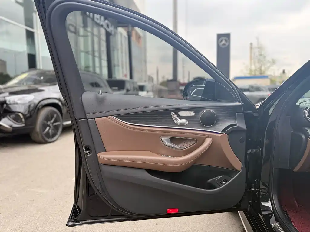 Mercedes-Benz E-Class 2023 — фото 11