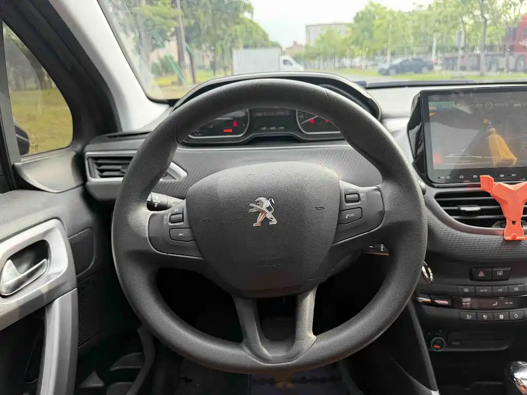 Peugeot 2008 2017 — фото 13