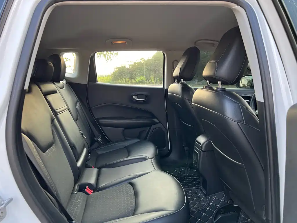Jeep Compass 2017 — фото 13