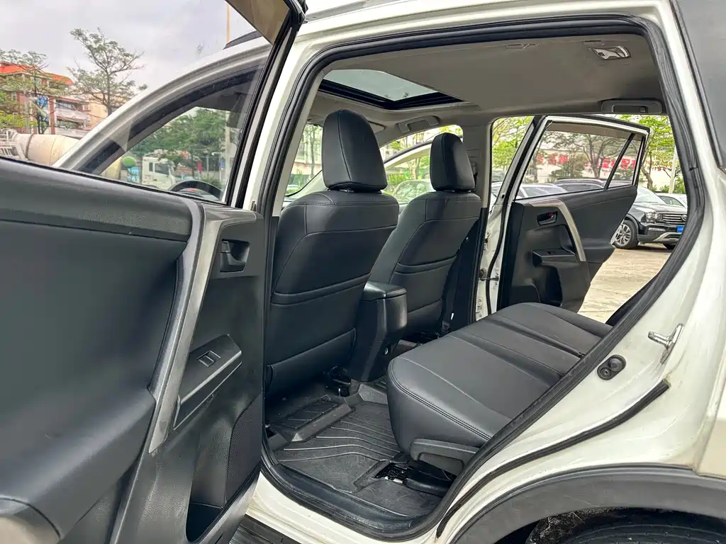 Toyota RAV4 2017 — фото 10