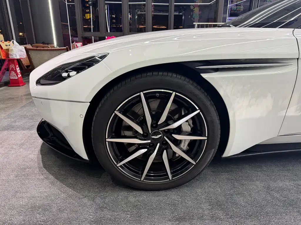 Aston Martin DB11 2018 — фото 4