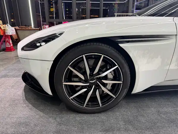 Aston Martin DB11 2019