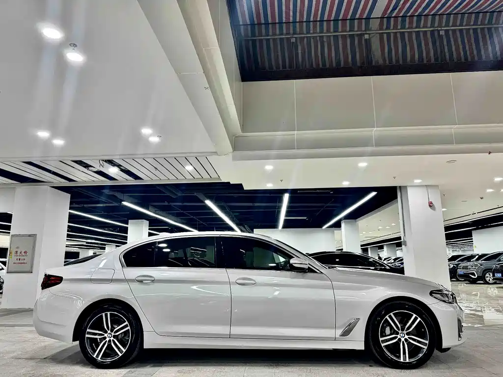 BMW 5 Series 2021 — фото 10