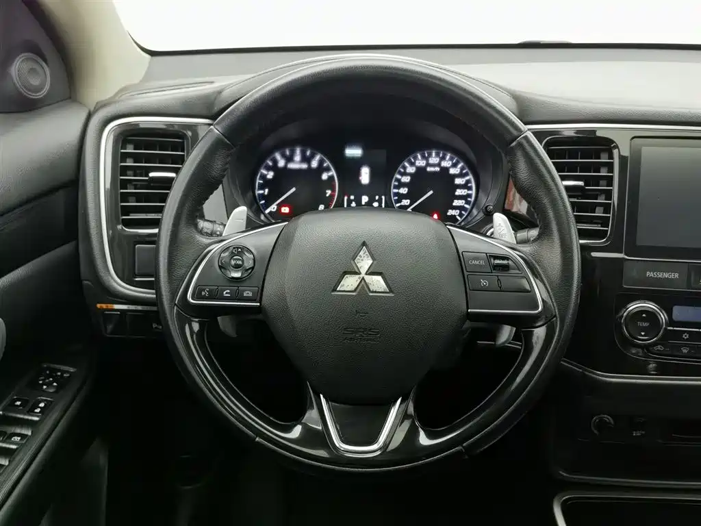 Mitsubishi Outlander 2018 — фото 11