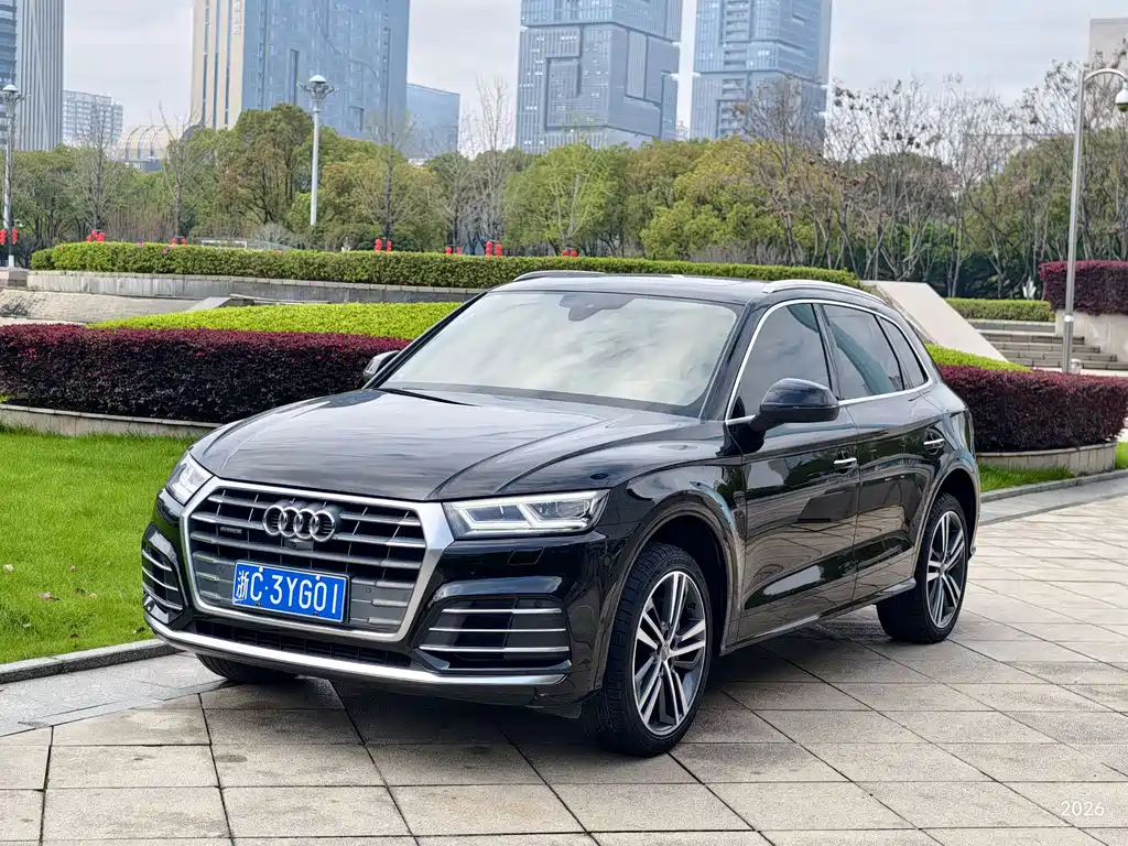 Audi Q5L 2020 — фото 1