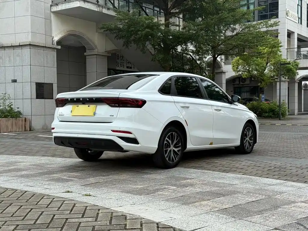 Geely Emgrand 2022