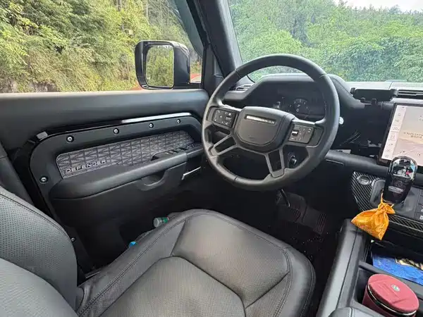 Land Rover Defender 2025