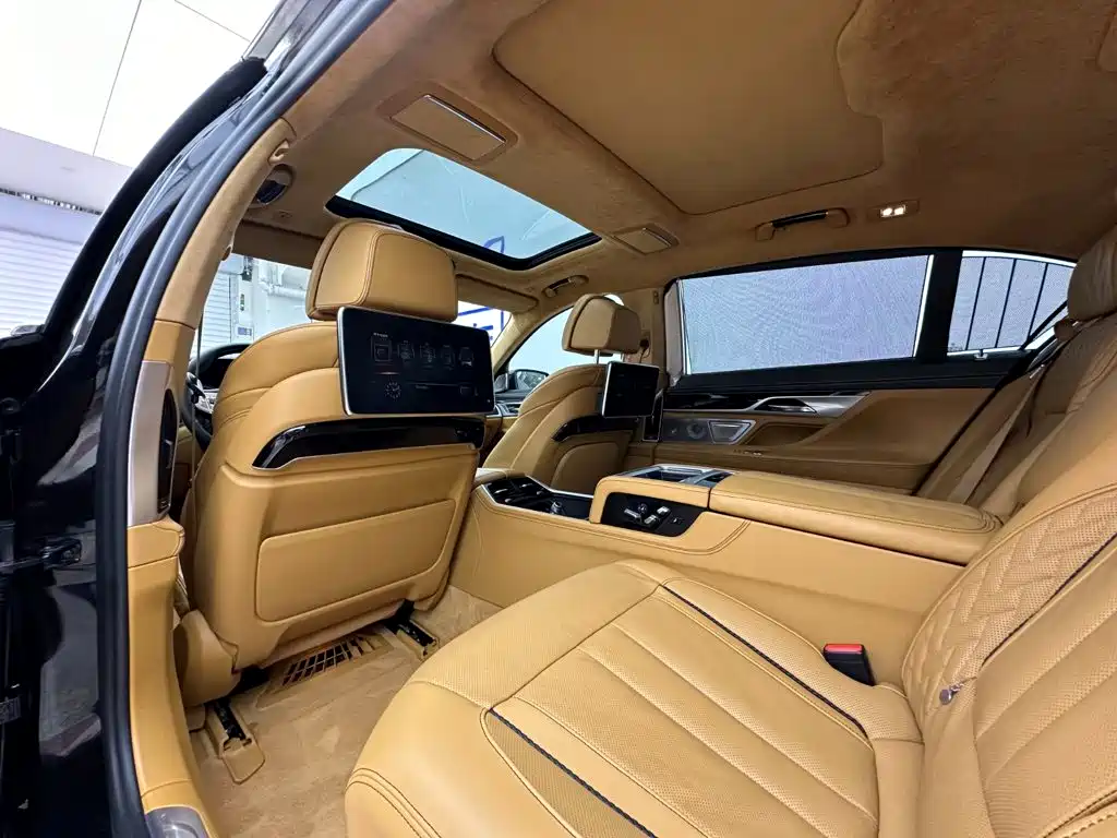 BMW 7 Series 2017 — фото 29