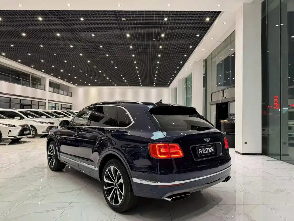 Bentley Bentayga 2017 — фото 18