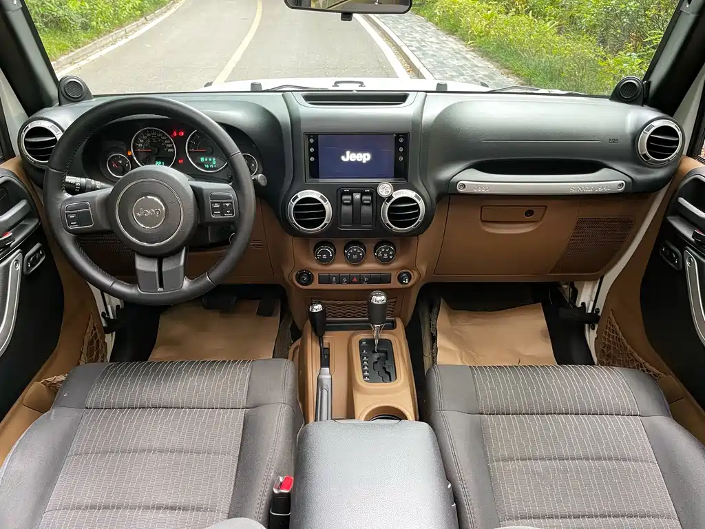 Jeep Wrangler 2011 — фото 30