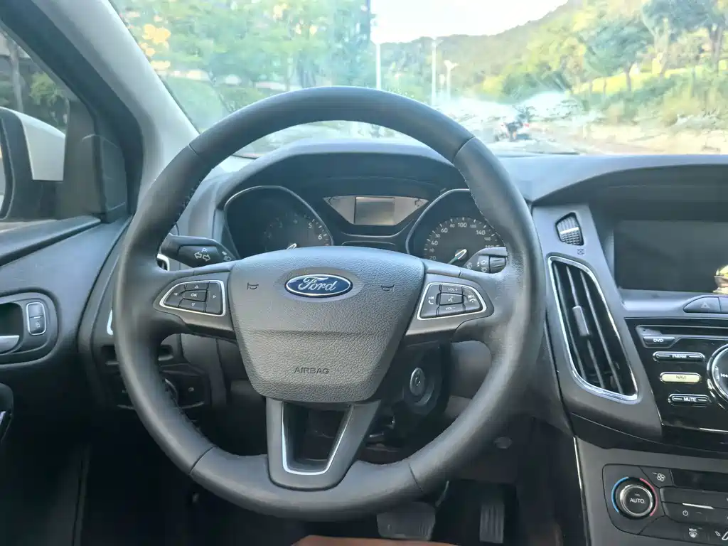 Ford Focus 2016 — фото 12