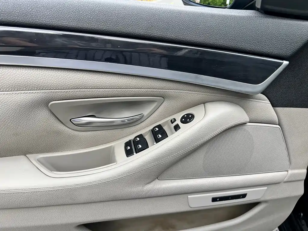 BMW 5 Series 2011 — фото 19