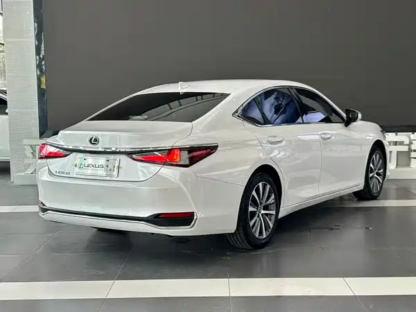 Lexus ES 2019