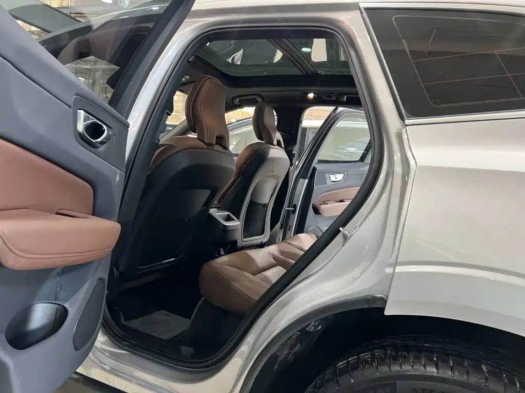 Volvo XC60 2022 — фото 17