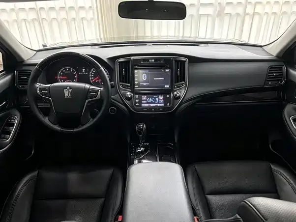 Toyota Crown 2016 — фото 10