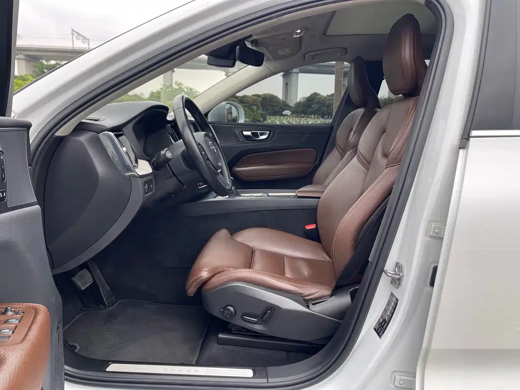 Volvo XC60 2020 — фото 19