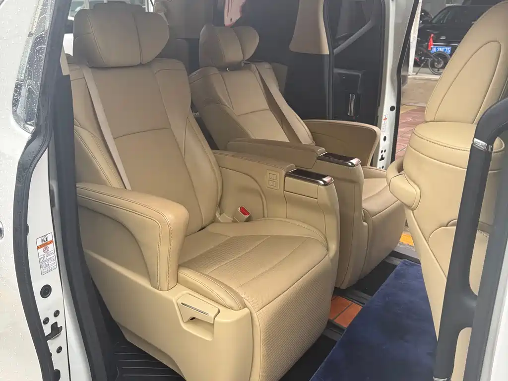 Toyota Alphard 2017 — фото 16