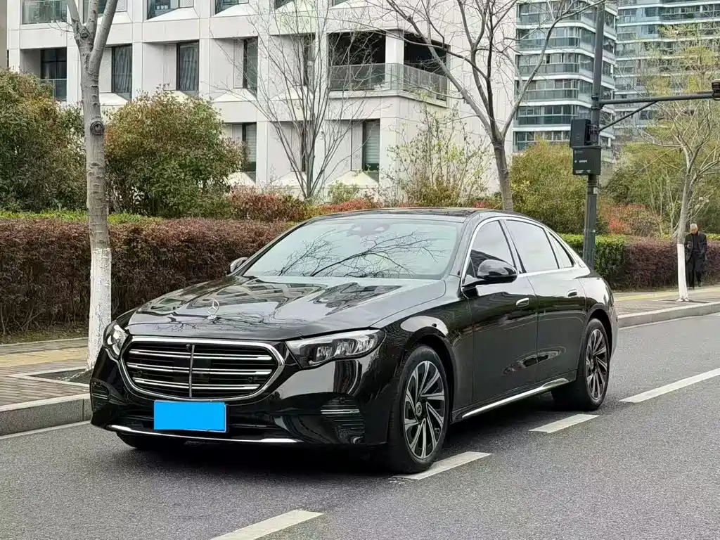 Mercedes-Benz E-Class 2025 — фото 1