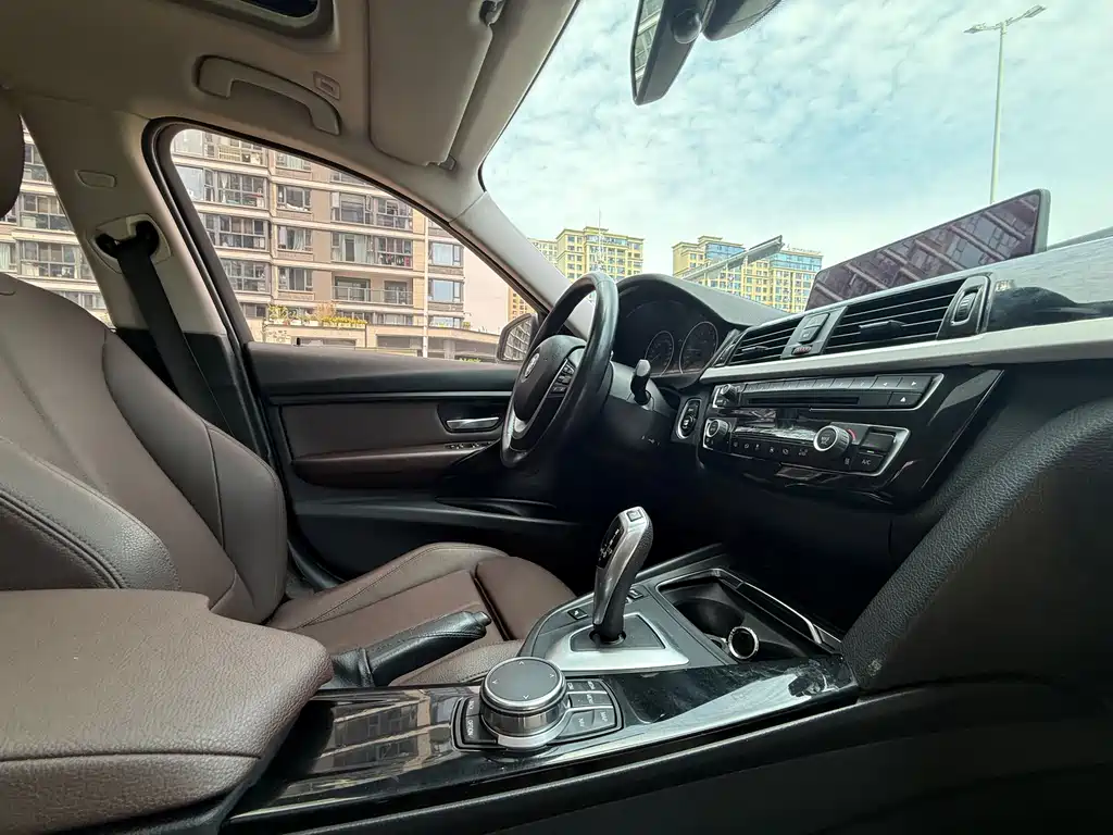 BMW 3 Series 2019 — фото 15