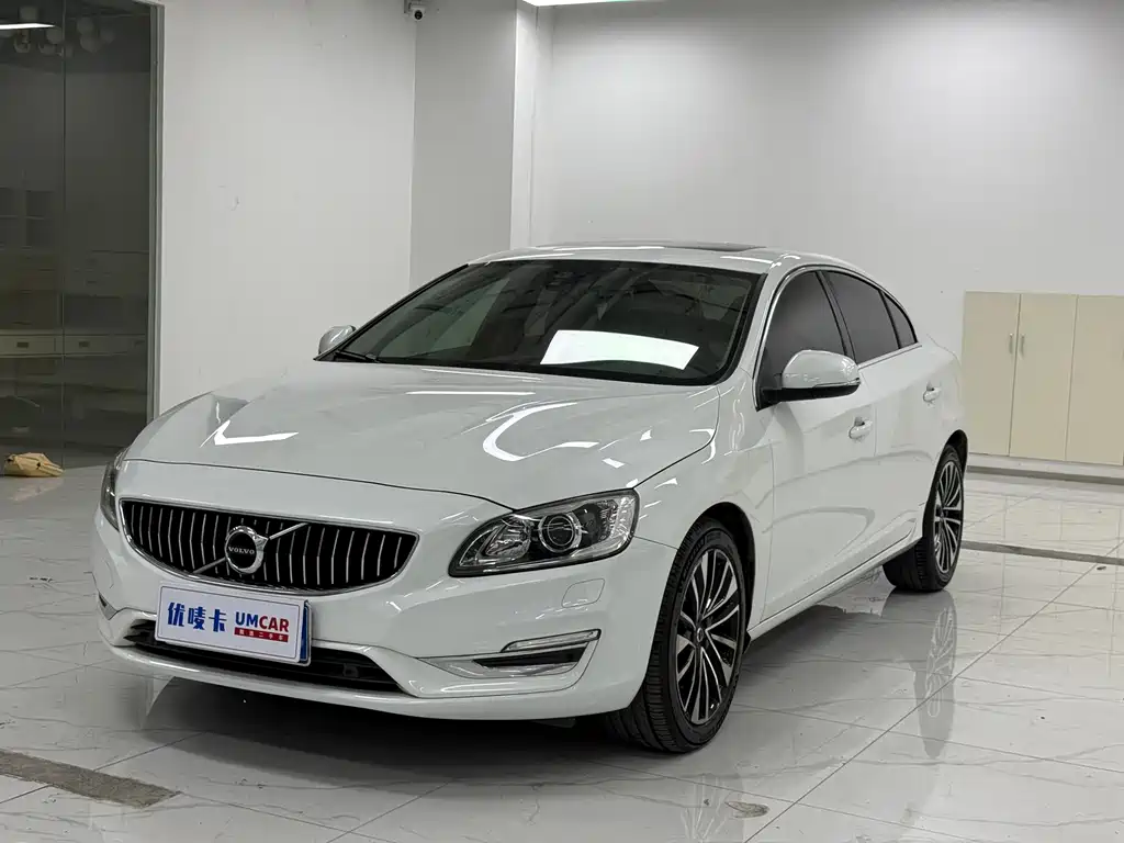 Volvo S60 2019 — фото 1