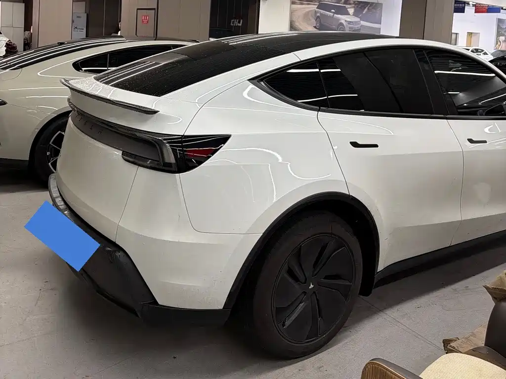Tesla Model Y 2025 — фото 14