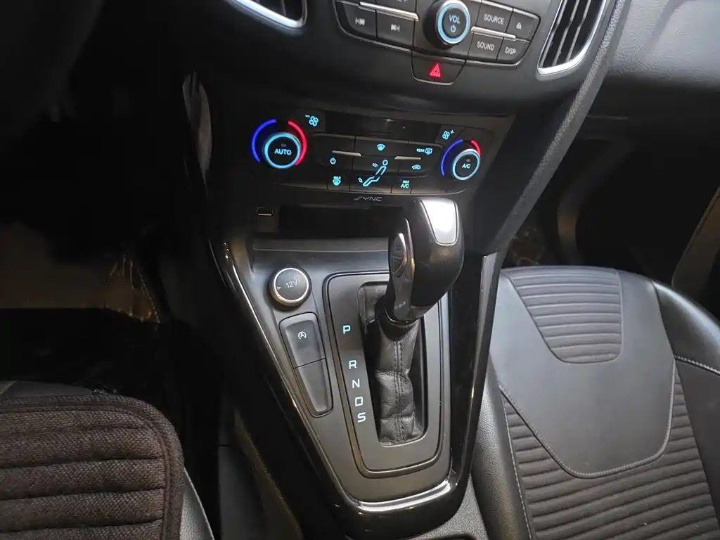 Ford Focus 2018 — фото 13