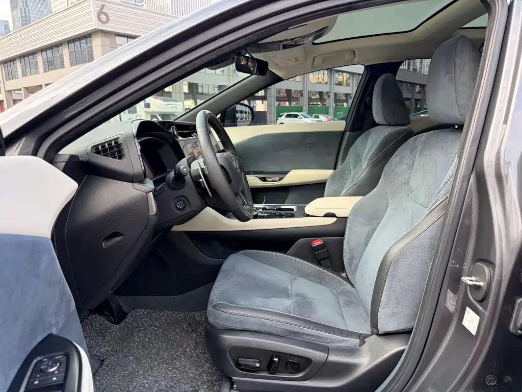 Lexus RZ 2023