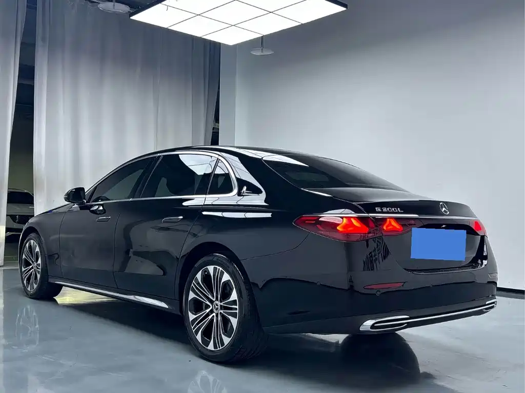 Mercedes-Benz E-Class 2025 — фото 17