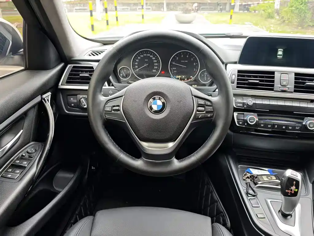 BMW 3 Series 2017 — фото 10