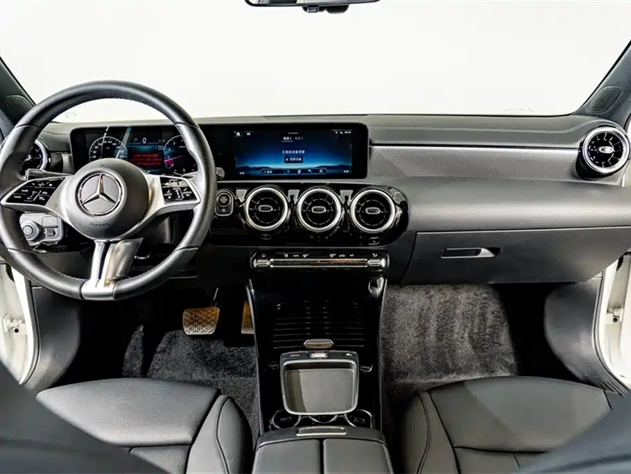 Mercedes-Benz A-Class 2024 — фото 13