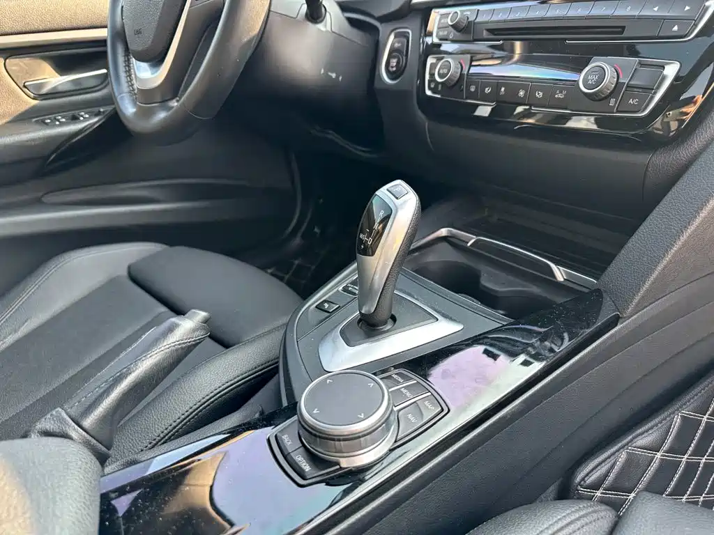 BMW 3 Series 2019 — фото 18