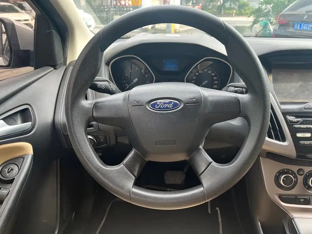 Ford Focus 2014 — фото 14