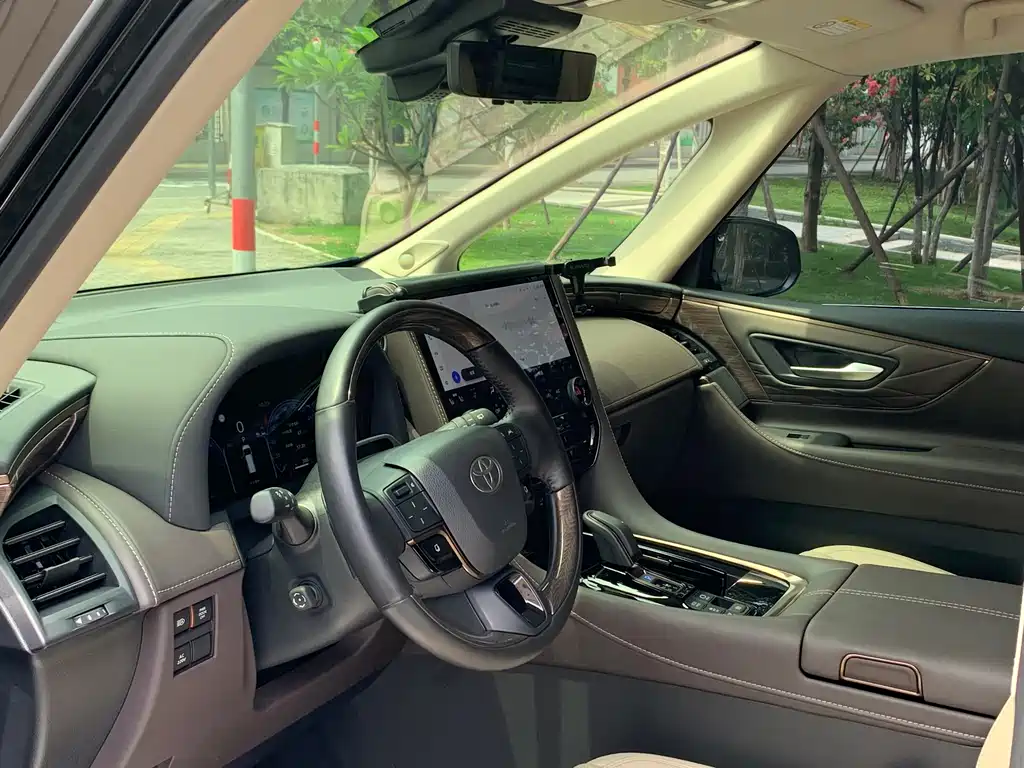 Toyota Alphard 2024