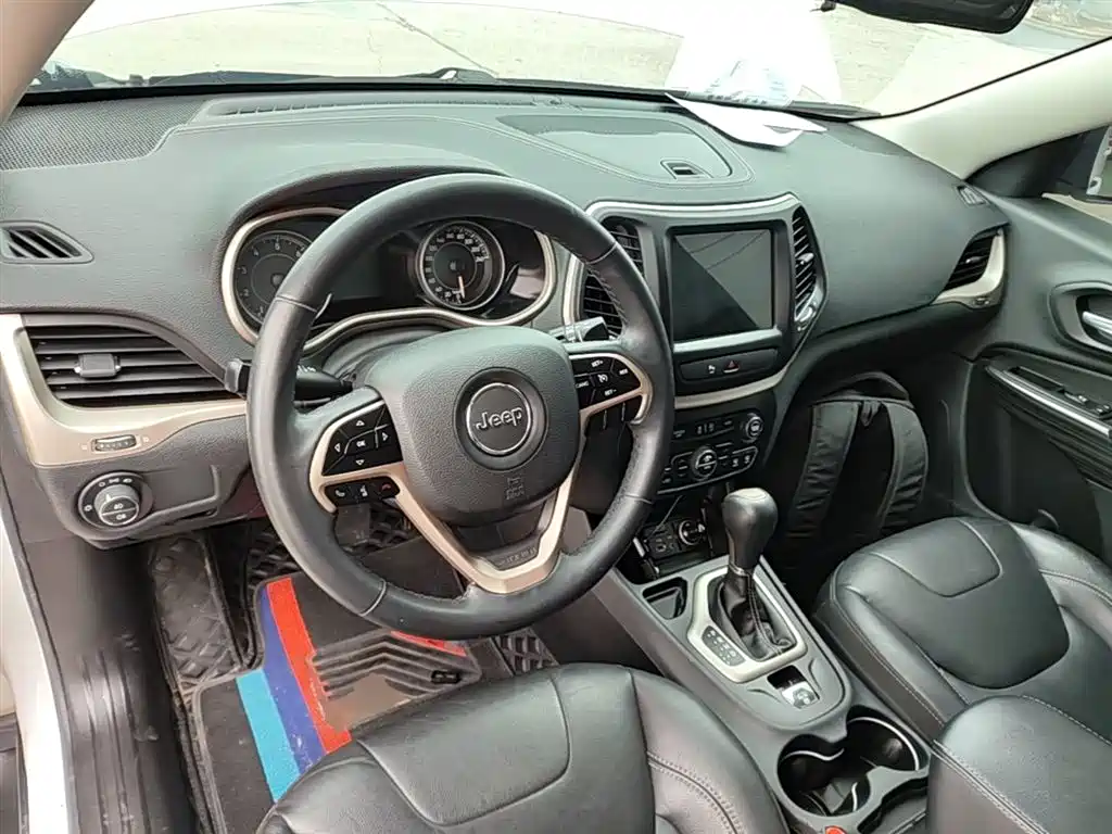 Jeep Cherokee 2018 — фото 10