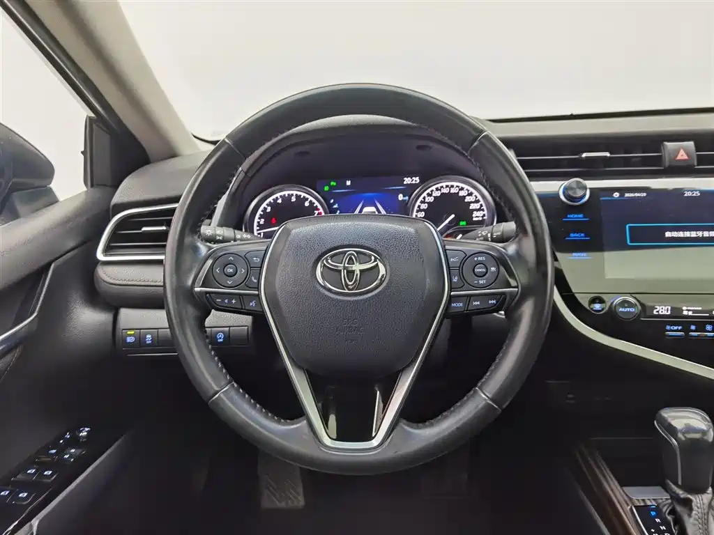 Toyota Camry 2020 — фото 11