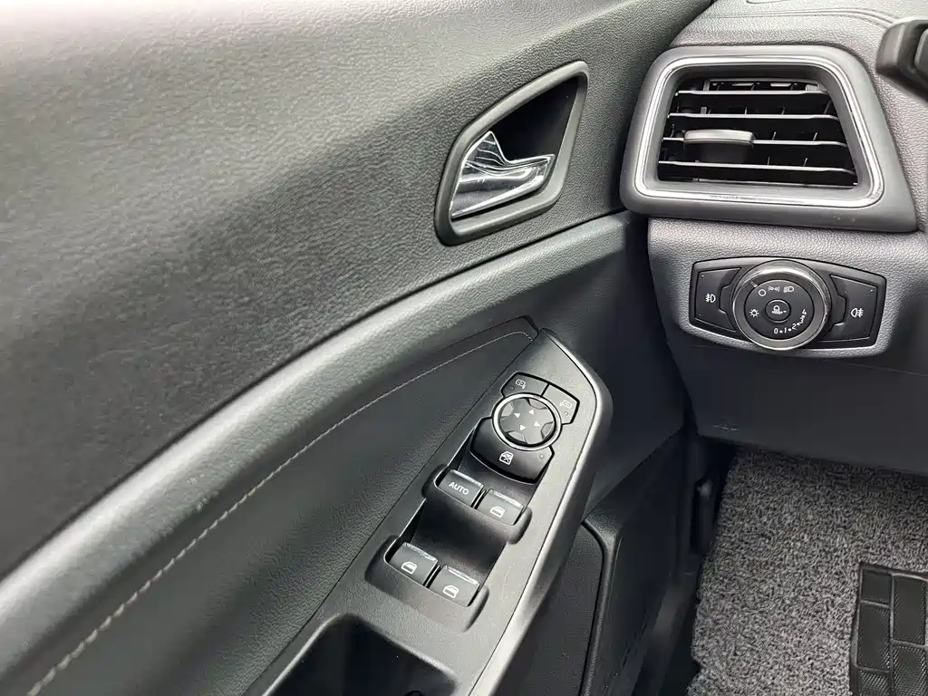 Ford Escort 2015 — фото 17