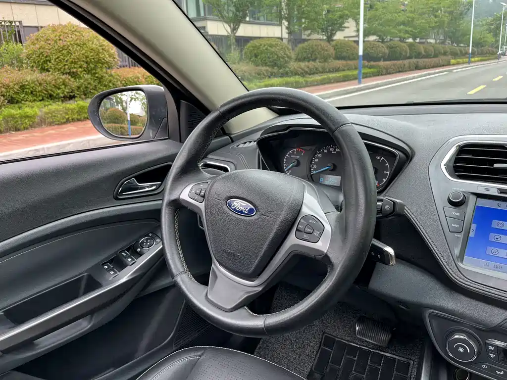 Ford Escort 2015 — фото 18