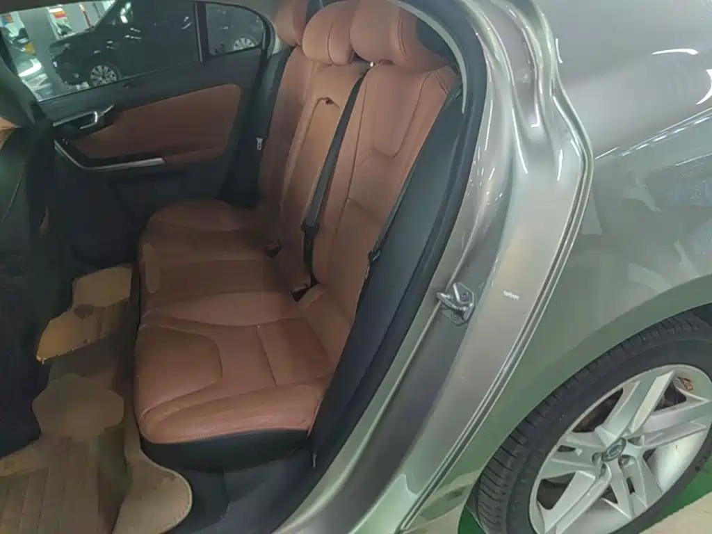 Volvo S60 2015 — фото 17