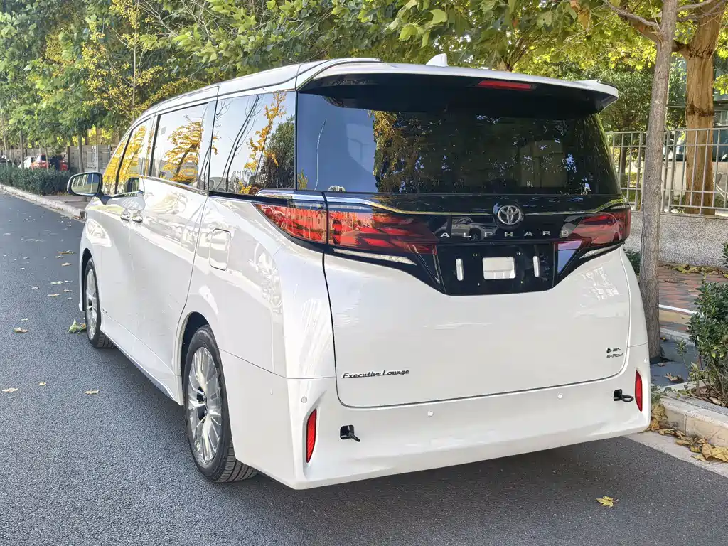 Toyota Alphard — фото 5