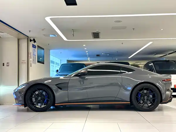 Aston Martin V8 Vantage 2019