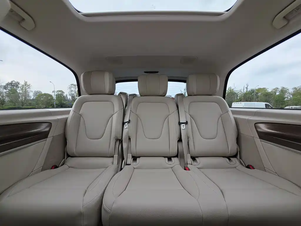 Mercedes-Benz V-Class 2023 — фото 14