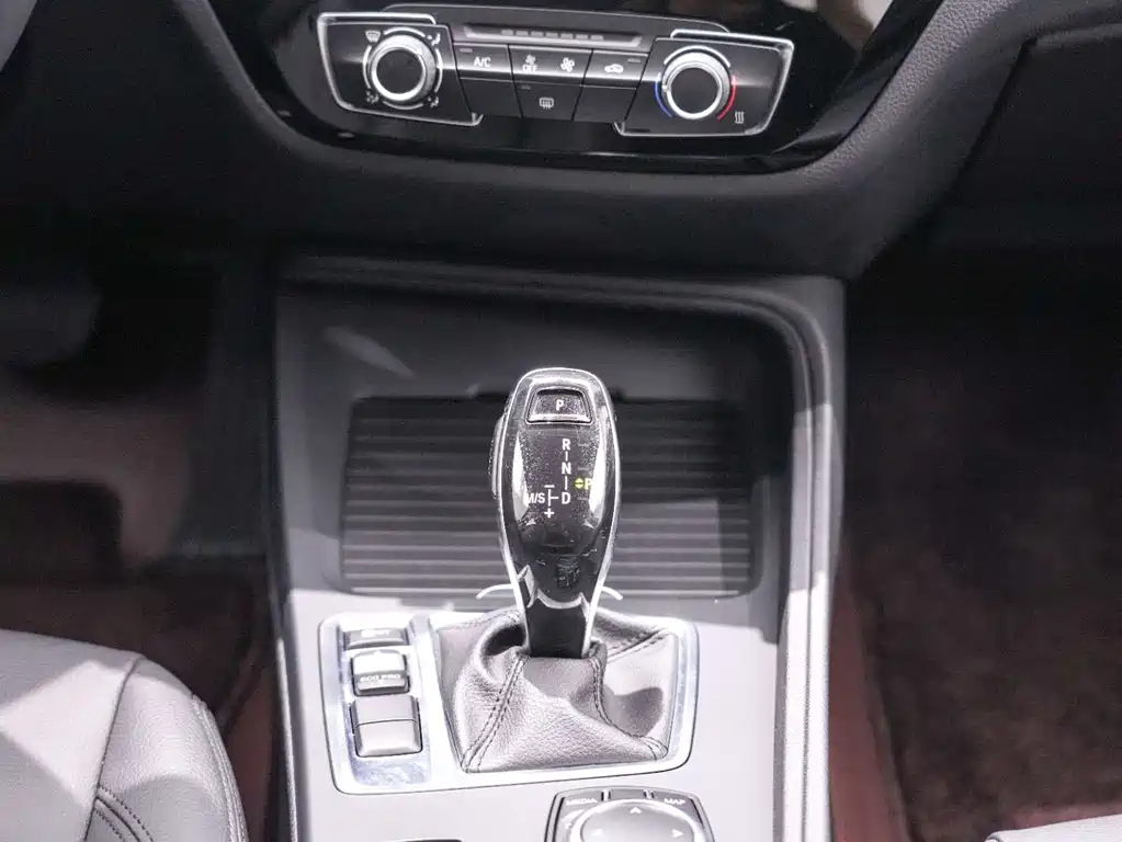 BMW 1 Series 2023 — фото 16