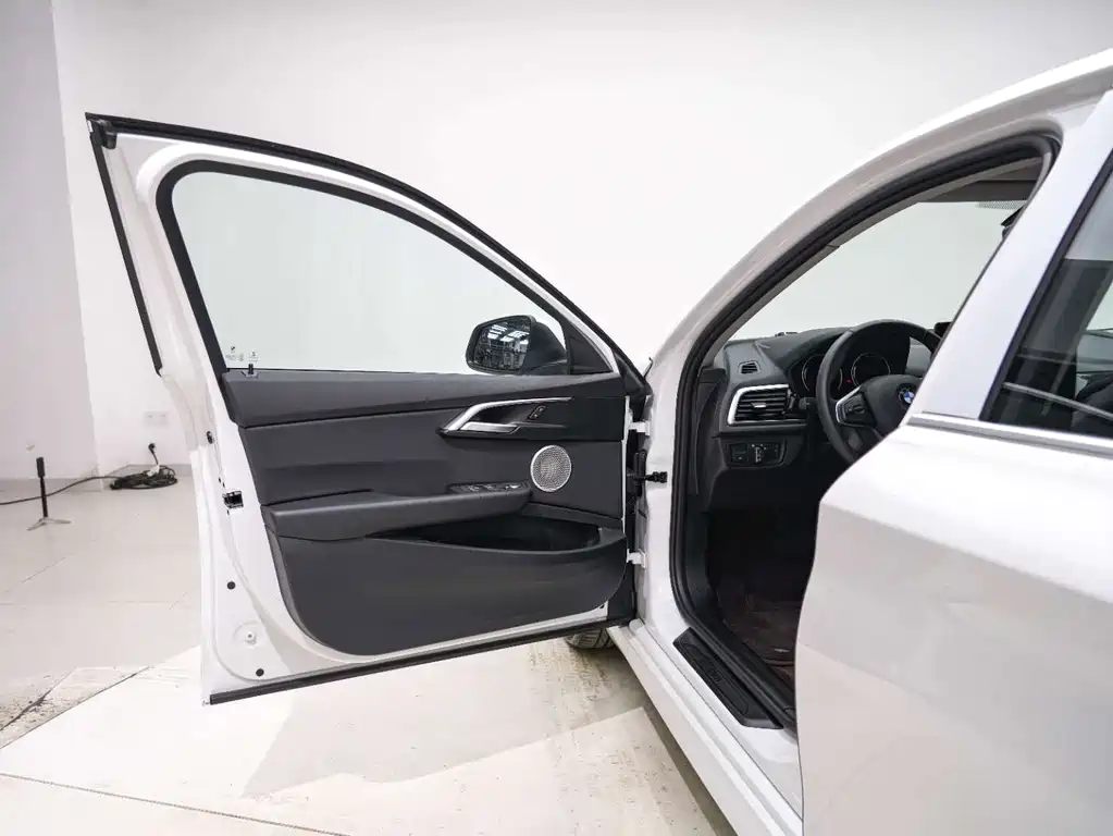 BMW 1 Series 2023 — фото 12