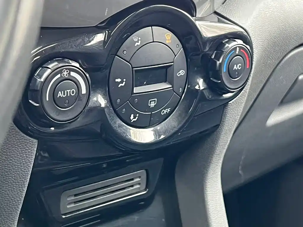 Ford Ecosport 2014 — фото 14
