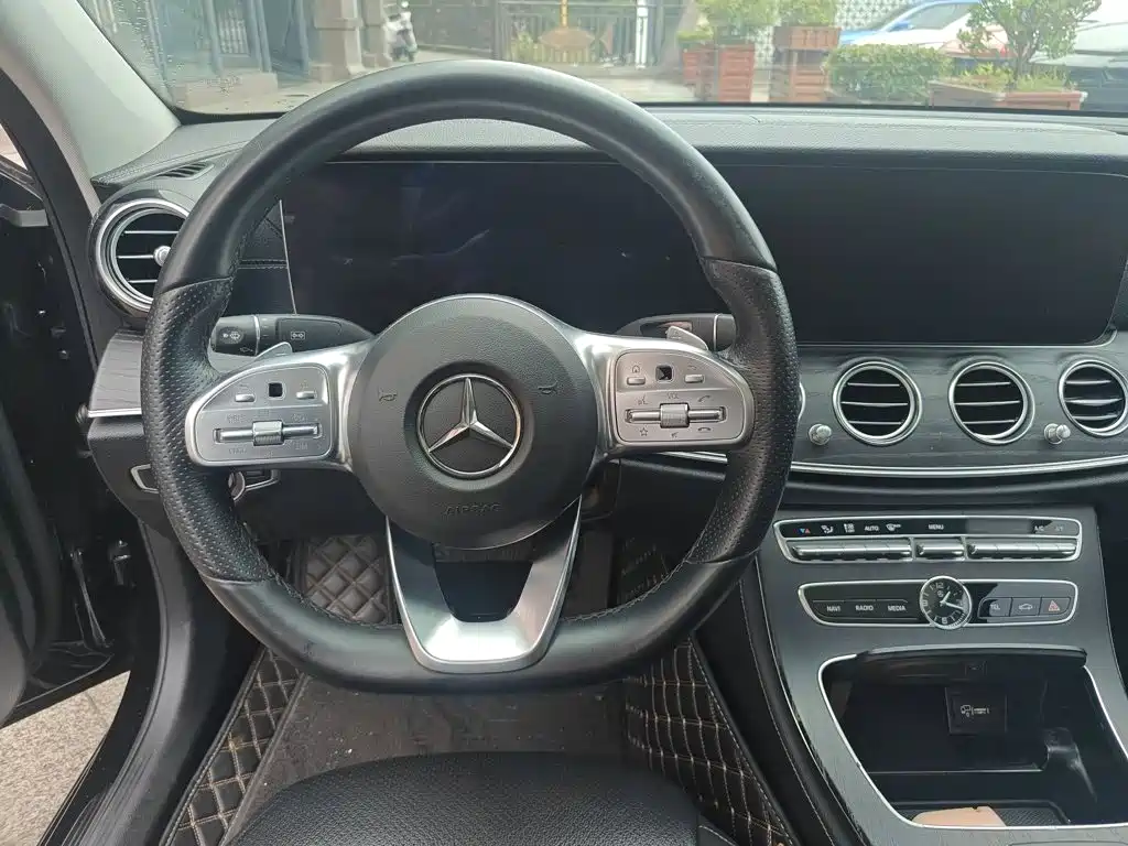 Mercedes-Benz E-Class 2019 — фото 12