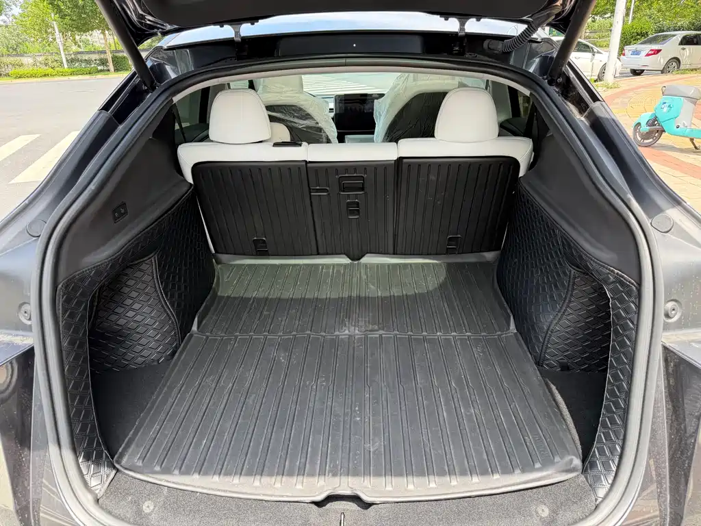 Tesla Model Y 2025