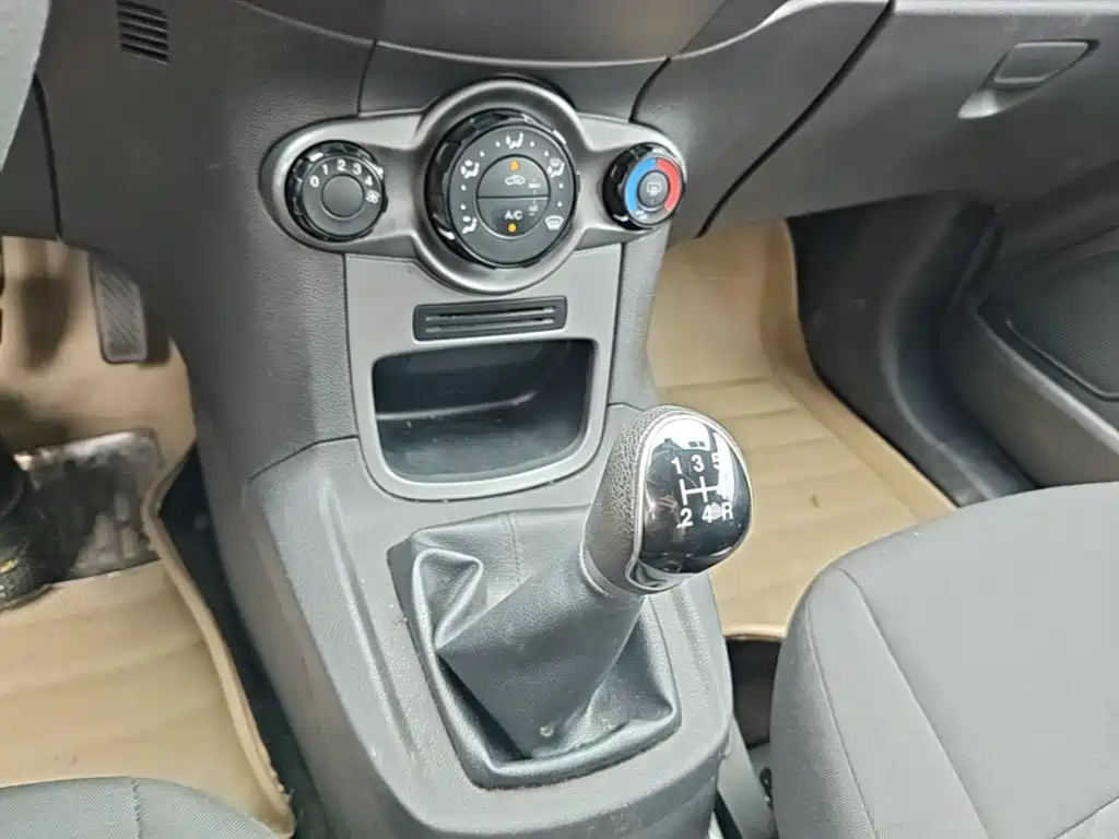 Ford Fiesta 2015 — фото 14