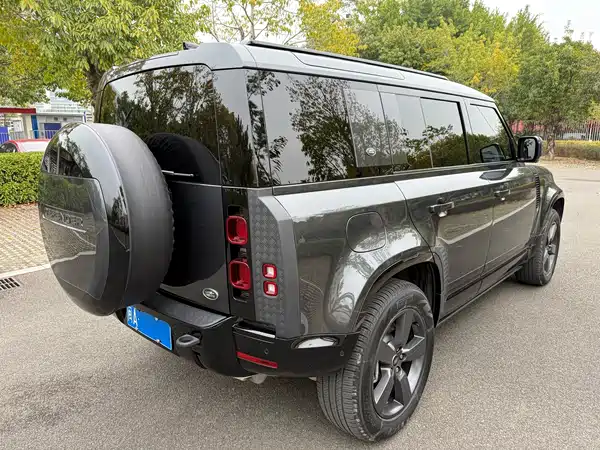 Land Rover Defender 2023