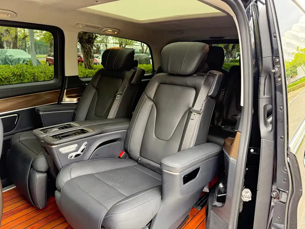 Mercedes-Benz V-Class 2022 — фото 11