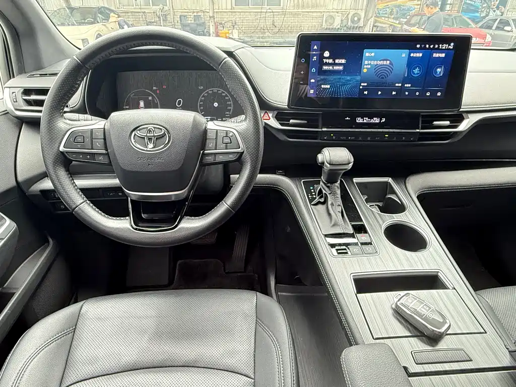 Toyota Sienna 2022 — фото 17